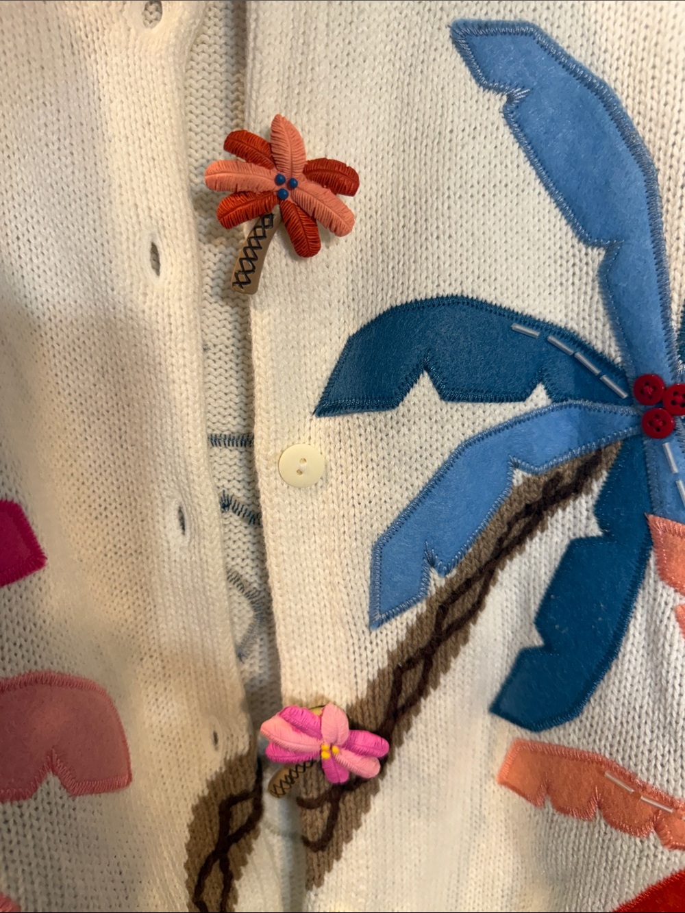The Quaker factory palm tree sweater with palm tree button covers 1X - Picture 3 of 8
